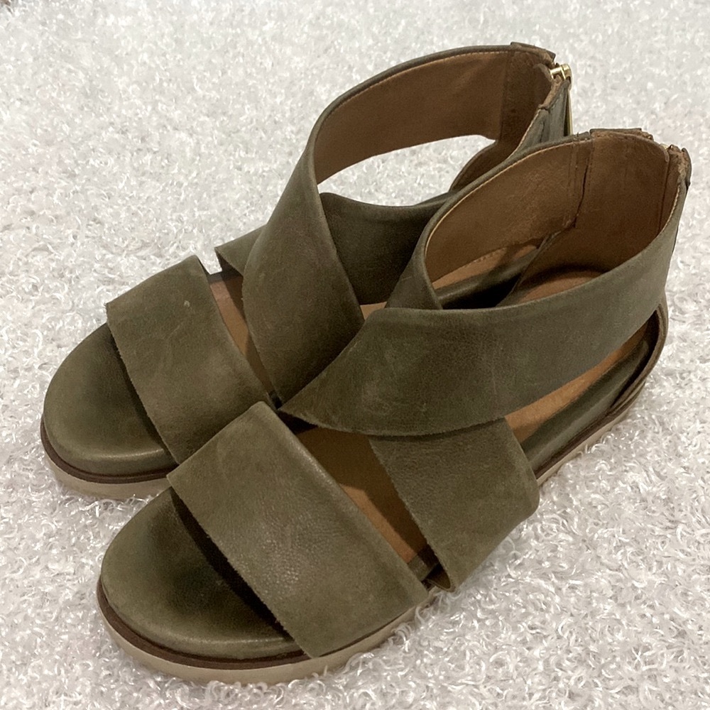 Bussola wide Strap Sandals in Olive Green Leather size 7 Excellent!
